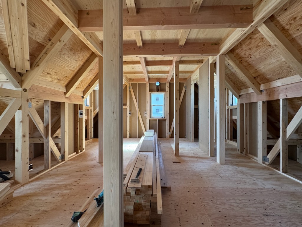 浜松市の注文住宅会社の工務店のエコーアートが施工中のカーブ階段のある大屋根スタイルの家のダイニング写真