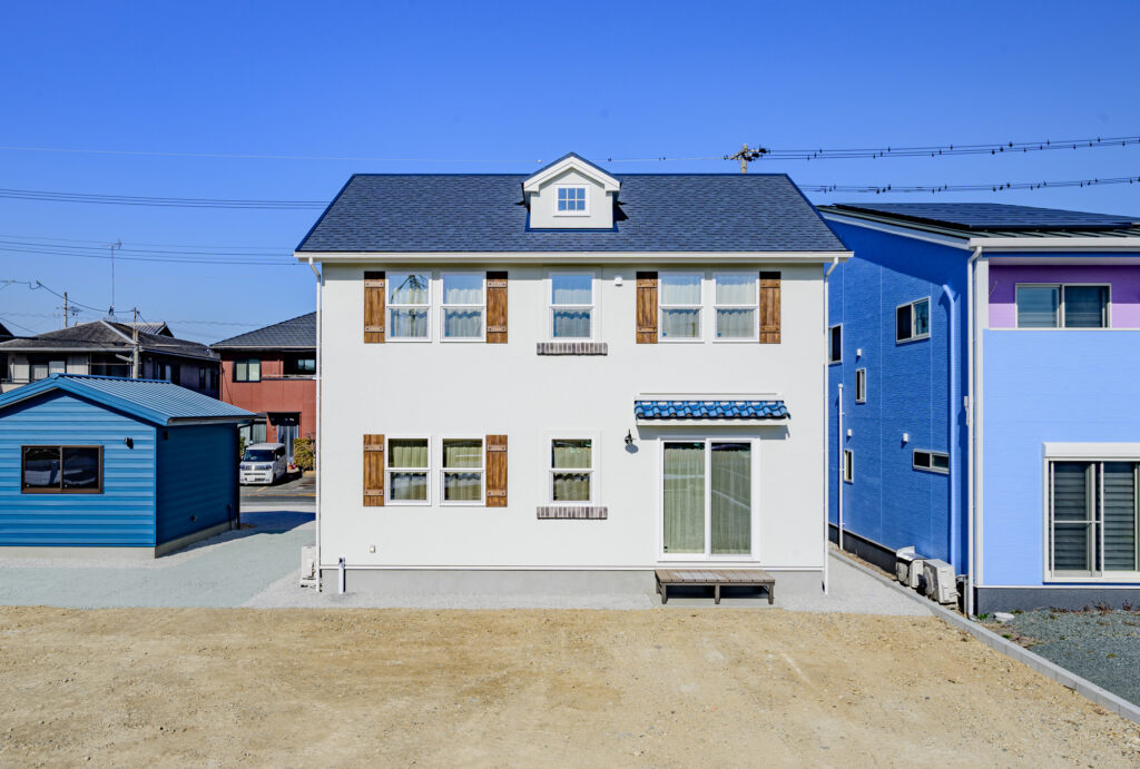 エコーアートが建てた青と質感にこだわったドーマーのあるかわいい家の外観南面写真