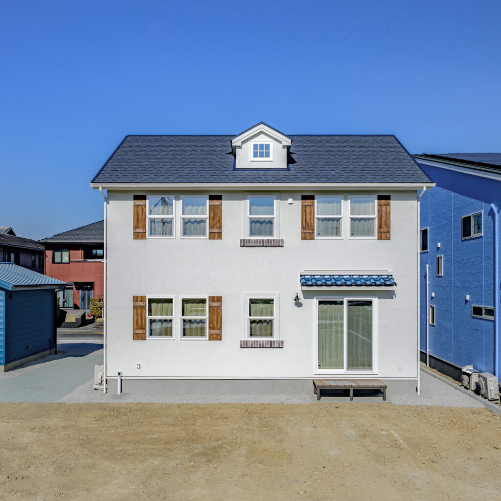 浜松市の注文住宅会社の工務店のエコーアートが建てた青と質感にこだわったドーマーのあるかわいい家の外観ドーマーありの写真