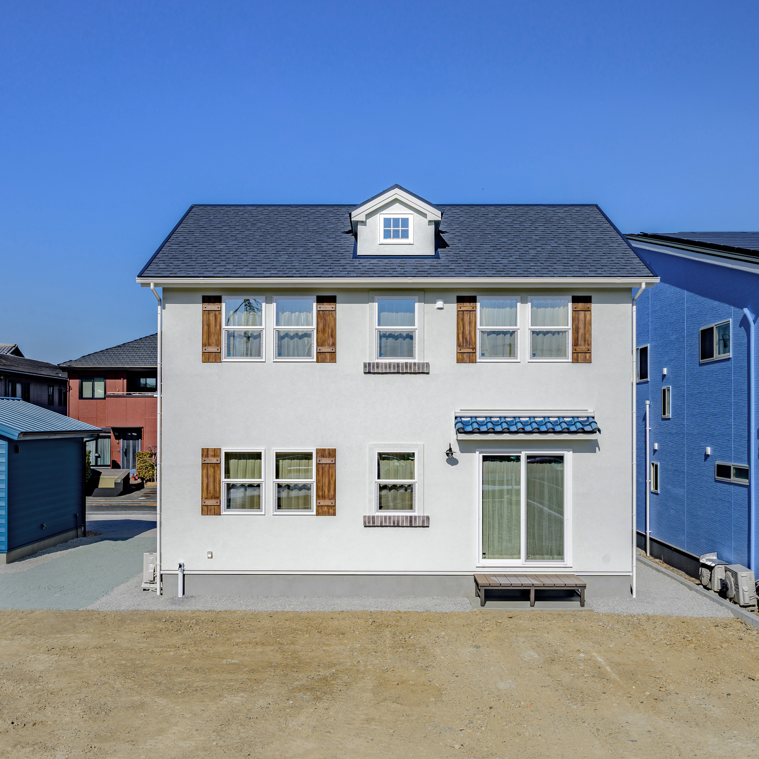 浜松市の注文住宅会社の工務店のエコーアートが建てた青と質感にこだわったドーマーのあるかわいい家の外観ドーマーありの写真