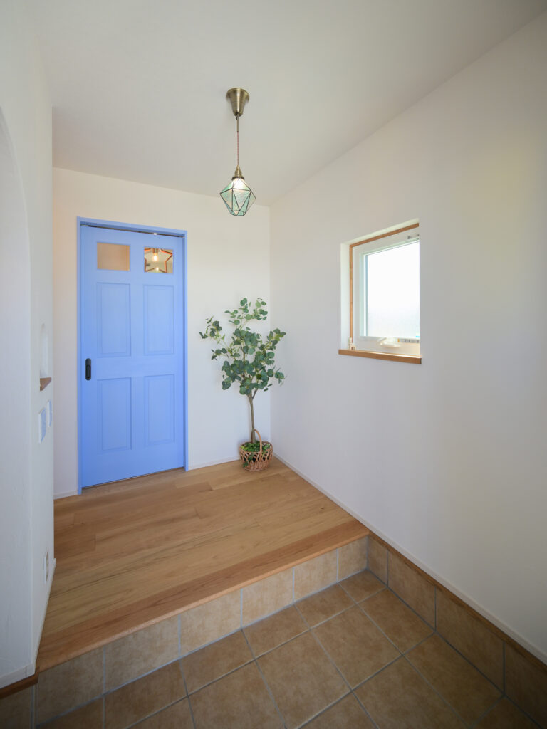 エコーアートが建てた青と質感にこだわったドーマーのあるかわいい家の玄関ホール北面写真