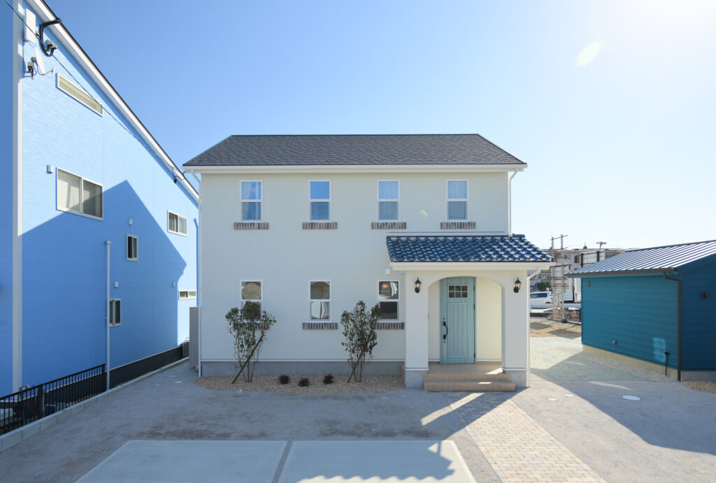 エコーアートが建てた青と質感にこだわったドーマーのあるかわいい家の外観北面写真