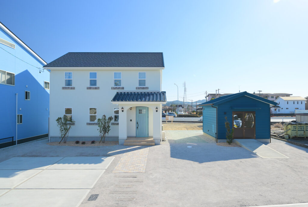 エコーアートが建てた青と質感にこだわったドーマーのあるかわいい家の中のおしゃれな感覚です。