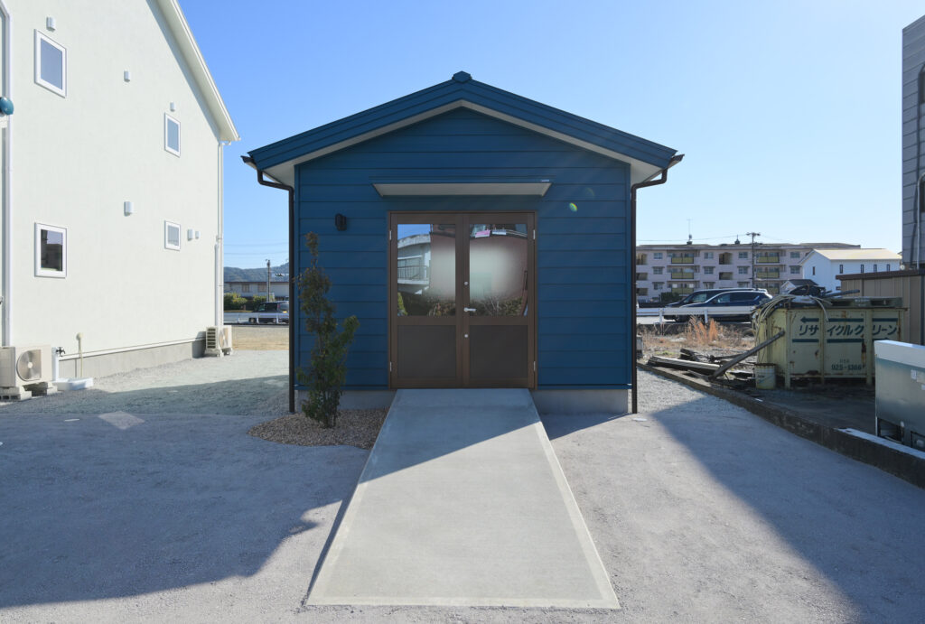 エコーアートが建てた青と質感にこだわったドーマーのあるかわいい家の中２階の奥様スペースである造作カウンター写真。