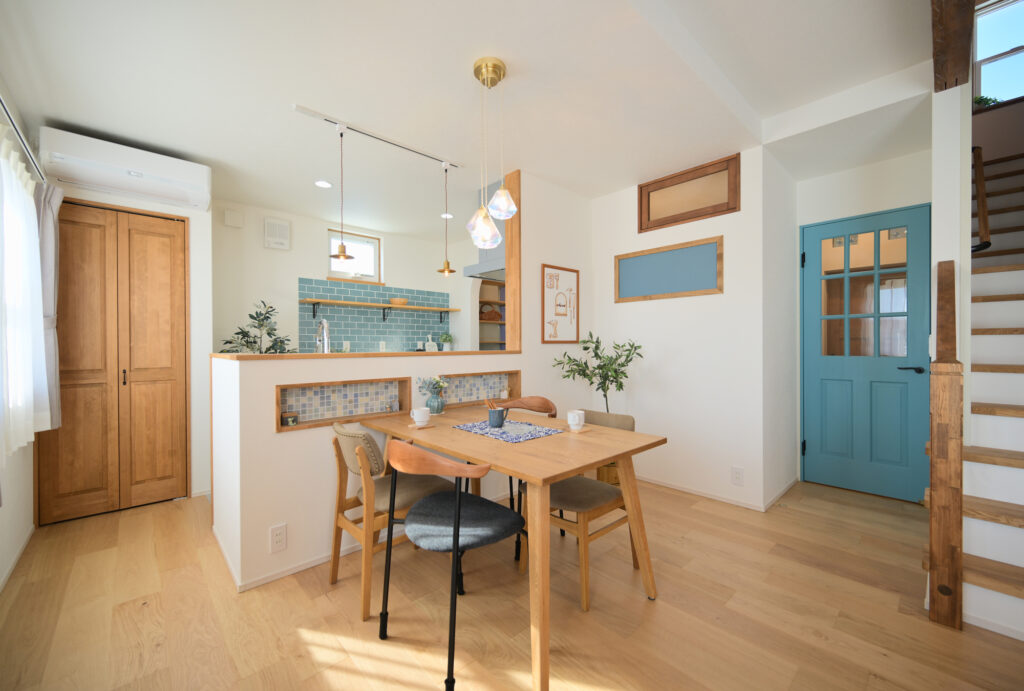 エコーアートが建てた青と質感にこだわったドーマーのあるかわいい家のダイニング写真