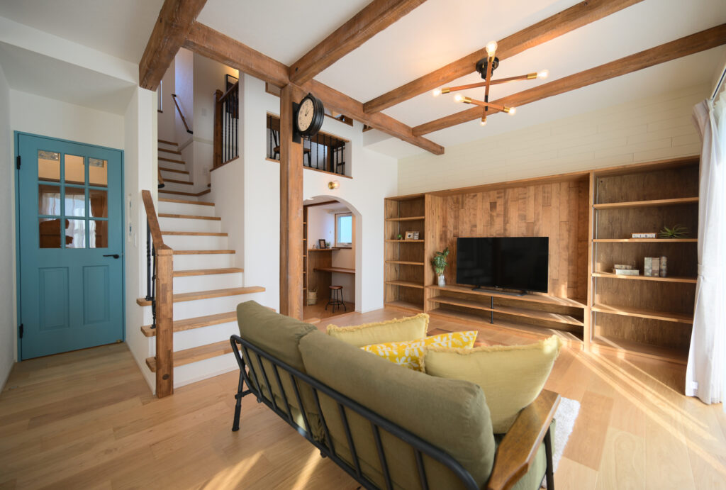 エコーアートが建てた青と質感にこだわったドーマーのあるかわいい家のリビング斜め写真