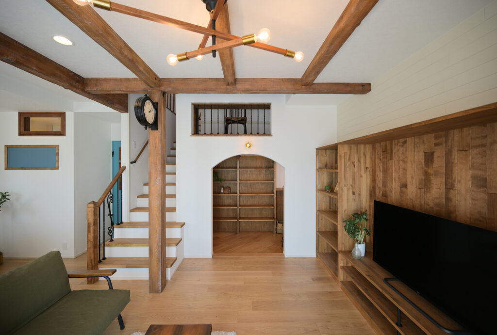 エコーアートが建てた青と質感にこだわったドーマーのあるかわいい家の趣味室アーチ壁写真