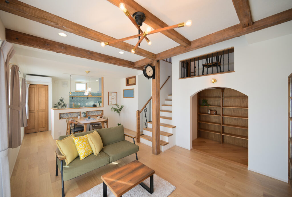 エコーアートが建てた青と質感にこだわったドーマーのあるかわいい家リビング斜め写真