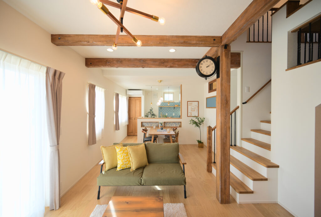 エコーアートが建てた青と質感にこだわったドーマーのあるかわいい家リビング正面写真