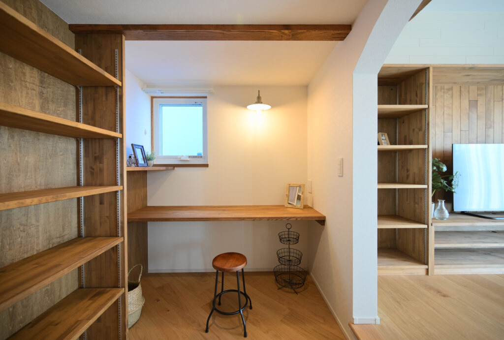 エコーアートが建てた青と質感にこだわったドーマーのあるかわいい家の１階書斎スペース。