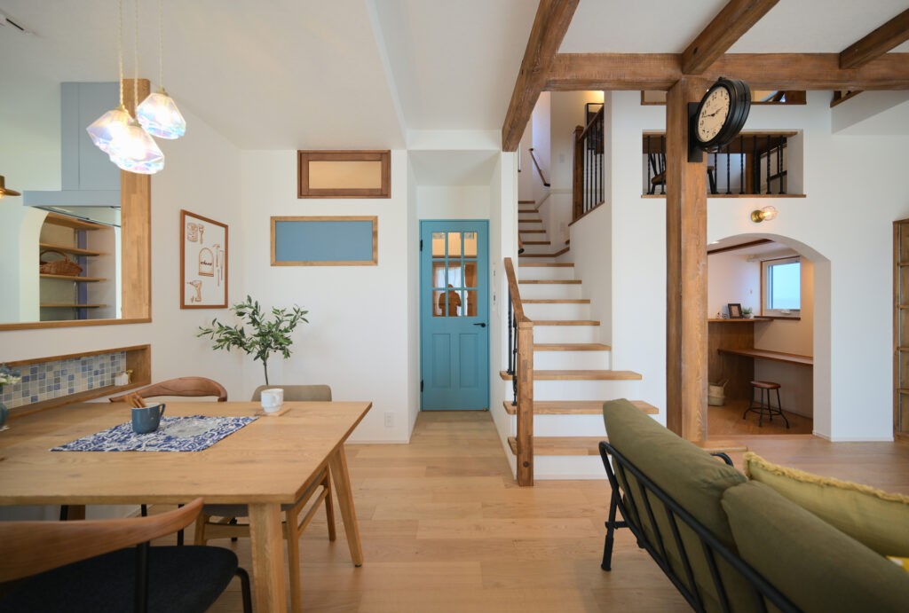 エコーアートが建てた青と質感にこだわったドーマーのあるかわいい家のリビングドア周辺写真。