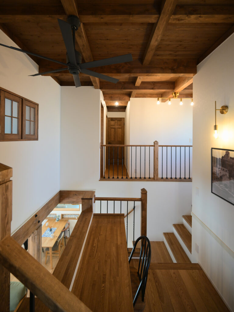 エコーアートが建てた青と質感にこだわったドーマーのあるかわいい家の中２階の奥様スペースである造作カウンター斜め上の写真。