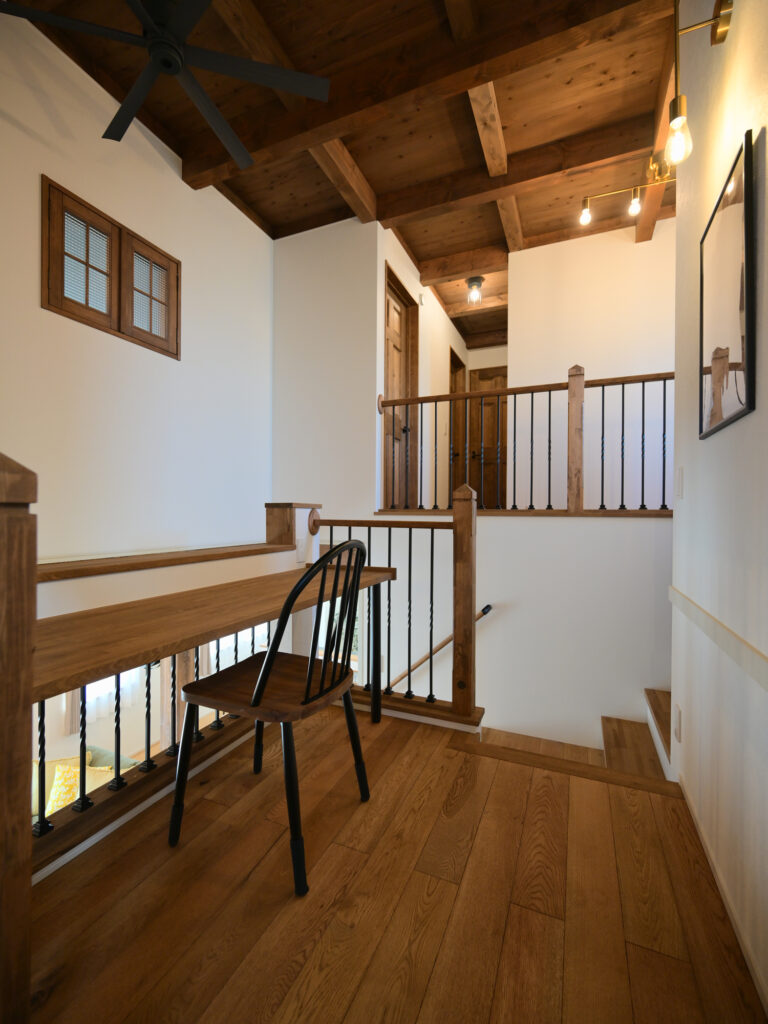 エコーアートが建てた青と質感にこだわったドーマーのあるかわいい家の中２階の奥様スペースである造作カウンター写真。