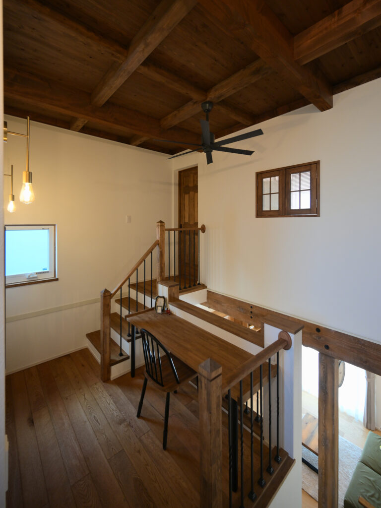 エコーアートが建てた青と質感にこだわったドーマーのあるかわいい家の中２階のスキップフロア斜め写真