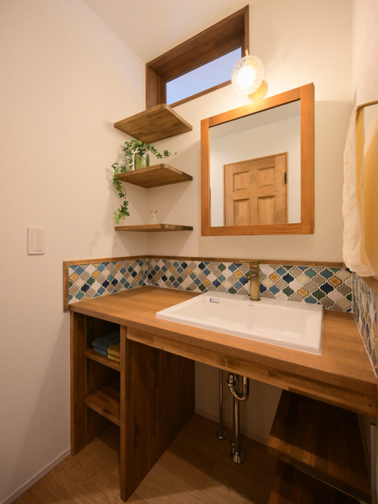 エコーアートが建てた青と質感にこだわったドーマーのあるかわいい家の造作洗面台の斜め写真