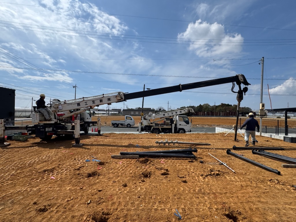 浜松市の注文住宅会社の工務店のエコーアートが施工した地盤改良工事の鋼管杭の施工中の写真。
