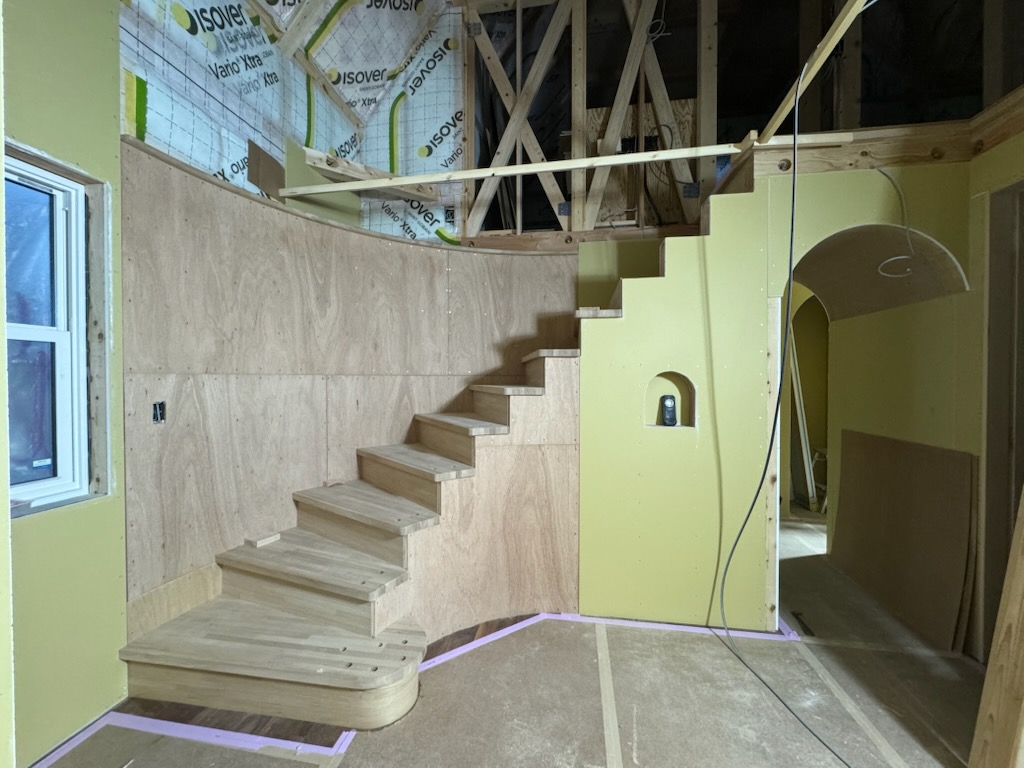 浜松市の注文住宅会社の工務店のエコーアートが施工中のカーブ階段の写真