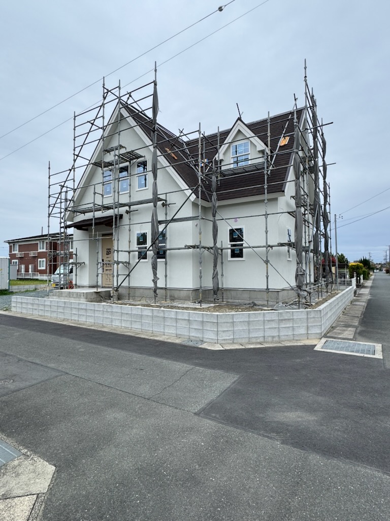 浜松市の注文住宅会社の工務店のエコーアートが建築中の大屋根スタイルの外観写真