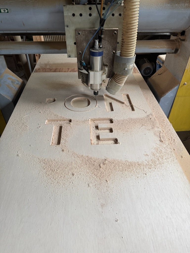 浜松市の注文住宅会社の工務店のエコーアートが見学した木の文字を施している写真