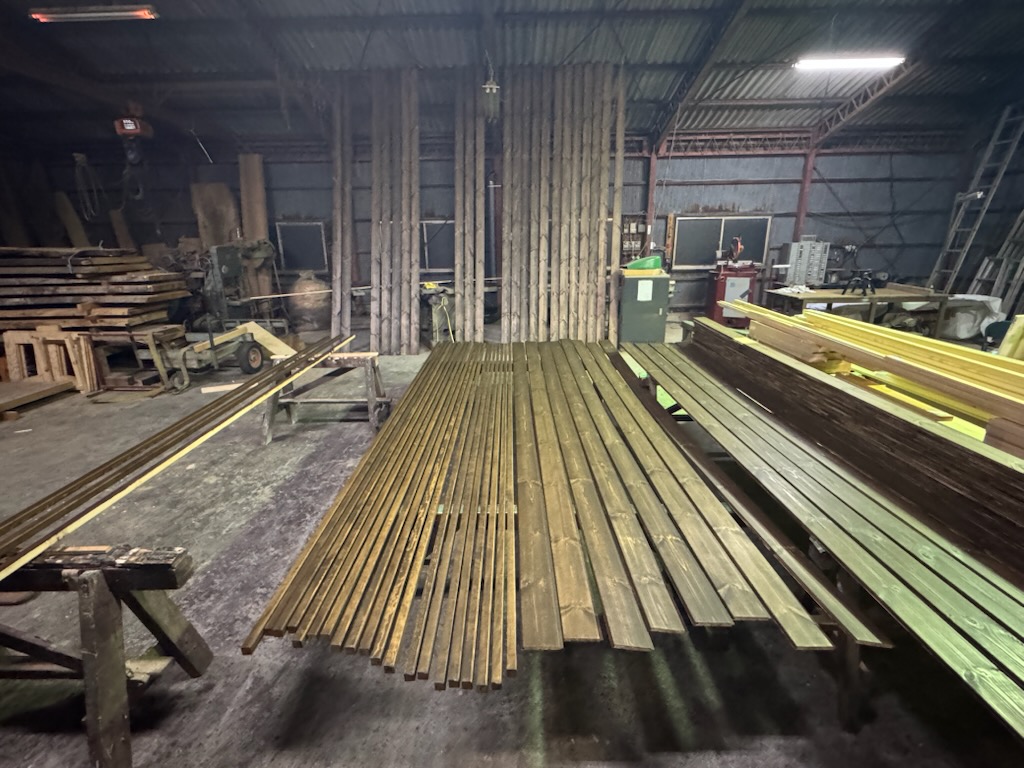 浜松市の注文住宅会社の工務店のエコーアートが行ったパイン材の板塗装写真