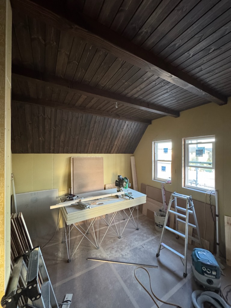 浜松市の注文住宅会社の工務店のエコーアートが施工中の天井羽目板張り写真