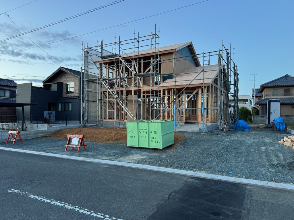 浜松市の注文住宅会社の工務店のエコーアートが行った上棟が終わった外観写真
