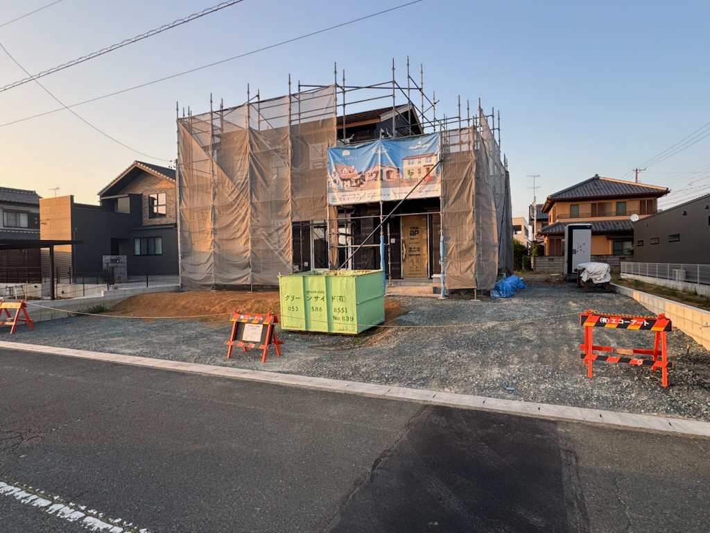 浜松市の注文住宅会社の工務店のエコーアートが施工中の現場のアーチ壁の完成写真