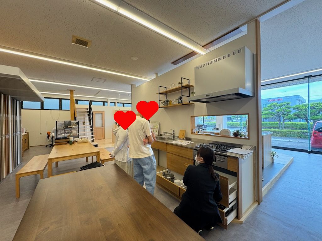 浜松市の注文住宅会社の工務店のエコーアートが同行したキッチンショールーム見学の写真