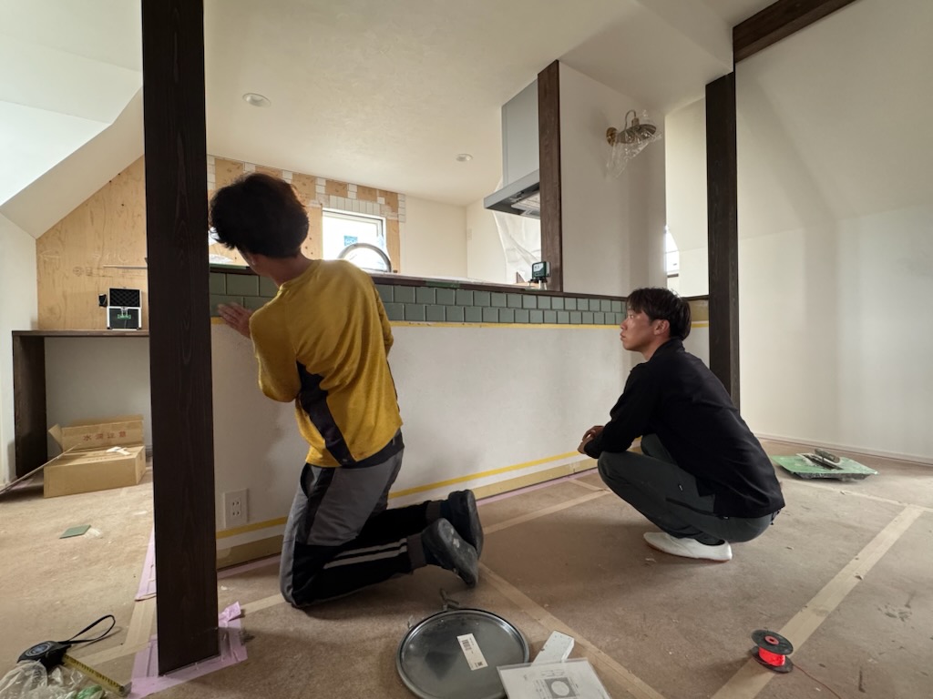 浜松市の注文住宅会社の工務店のエコーアートが行うアクセントタイル工事の施工中の写真