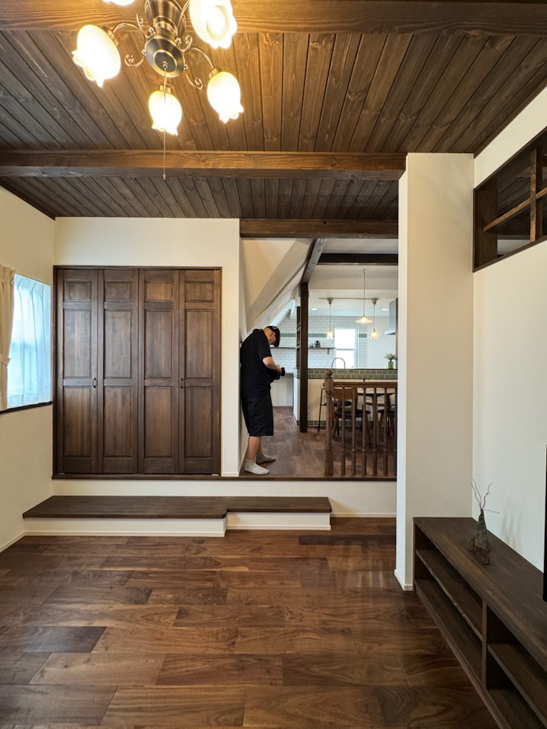 浜松市の注文住宅会社の工務店のエコーアートが完成した建物の写真撮影をしているカメラマンの画像