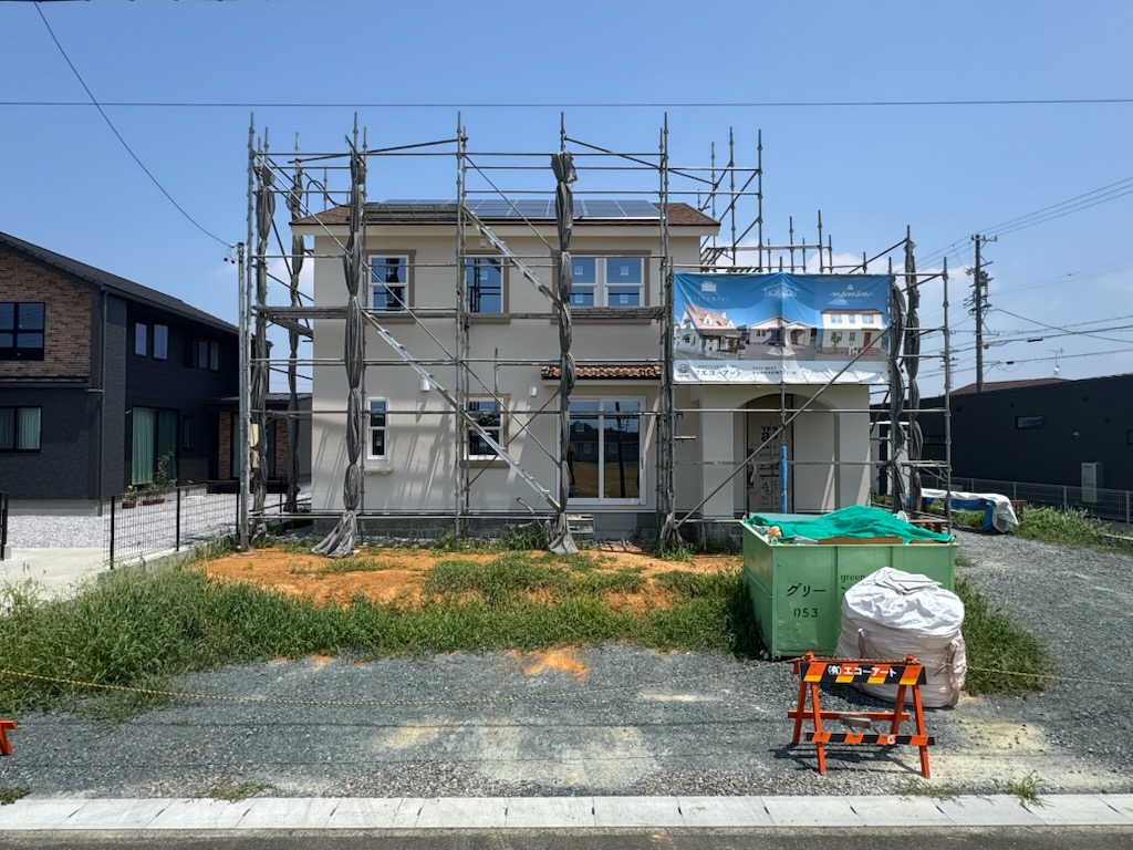 浜松市の注文住宅会社の工務店のエコーアートが施工中の足場解体前の外観正面写真