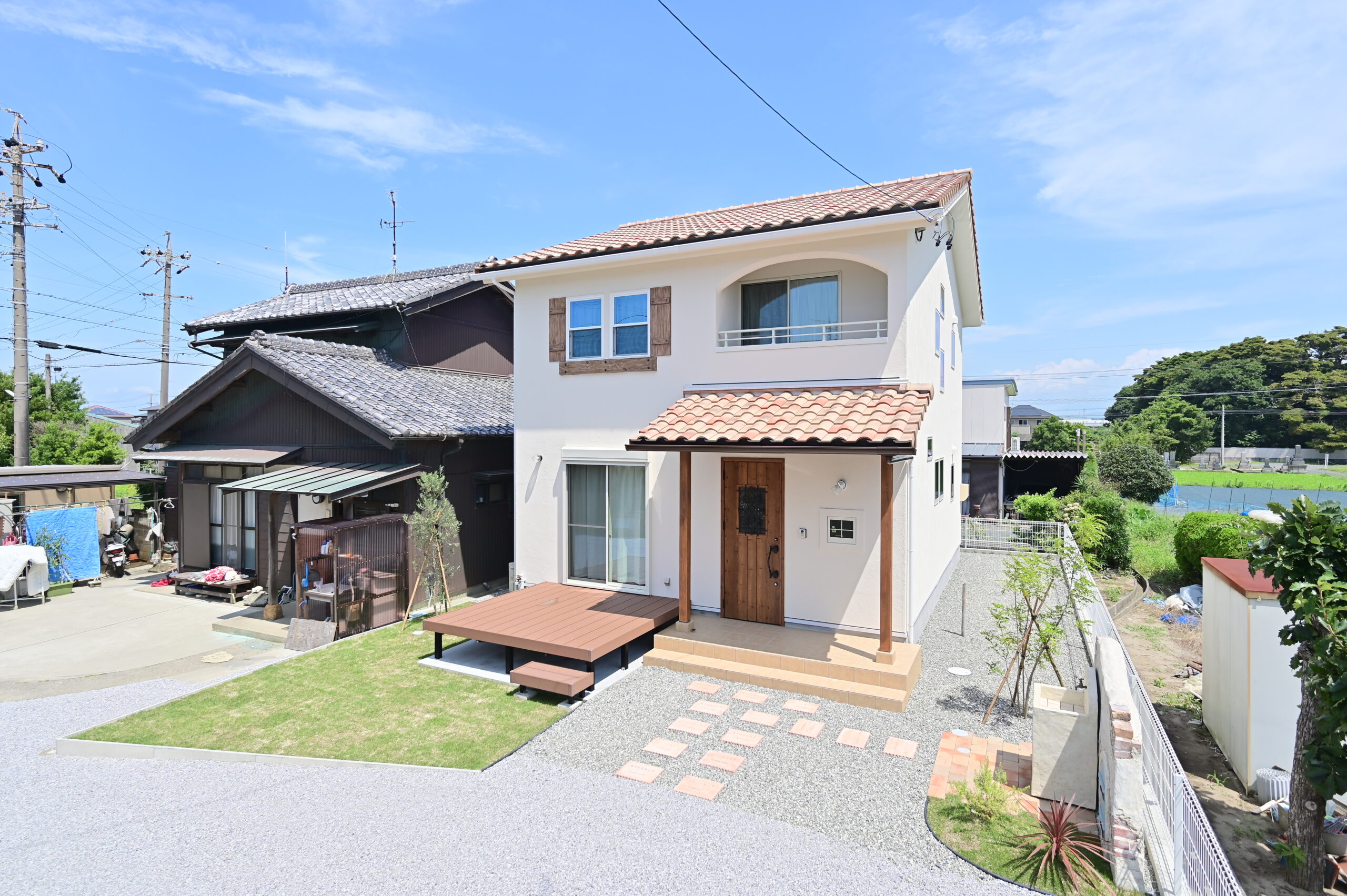 浜松市の注文住宅会社の工務店のエコーアートが施工したインナーバルコニーのあるかわいい外観の家の写真