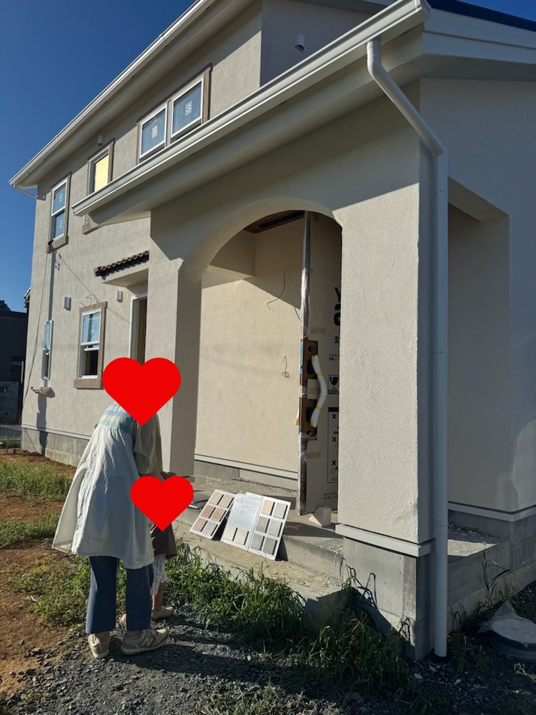 浜松市の注文住宅会社の工務店のエコーアートが行った現場打ち合わせの玄関タイル決めの写真