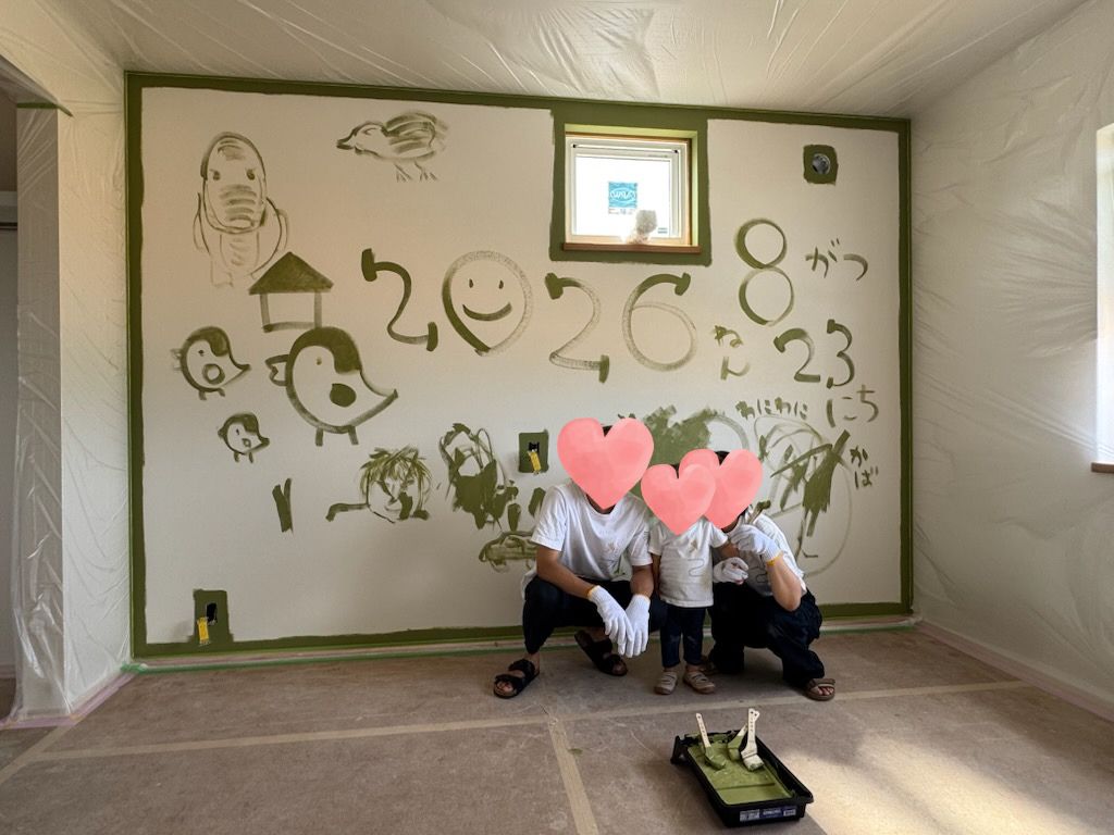 浜松市の注文住宅会社の工務店のエコーアートが行った壁ペンキ塗りの落書き後の集合写真