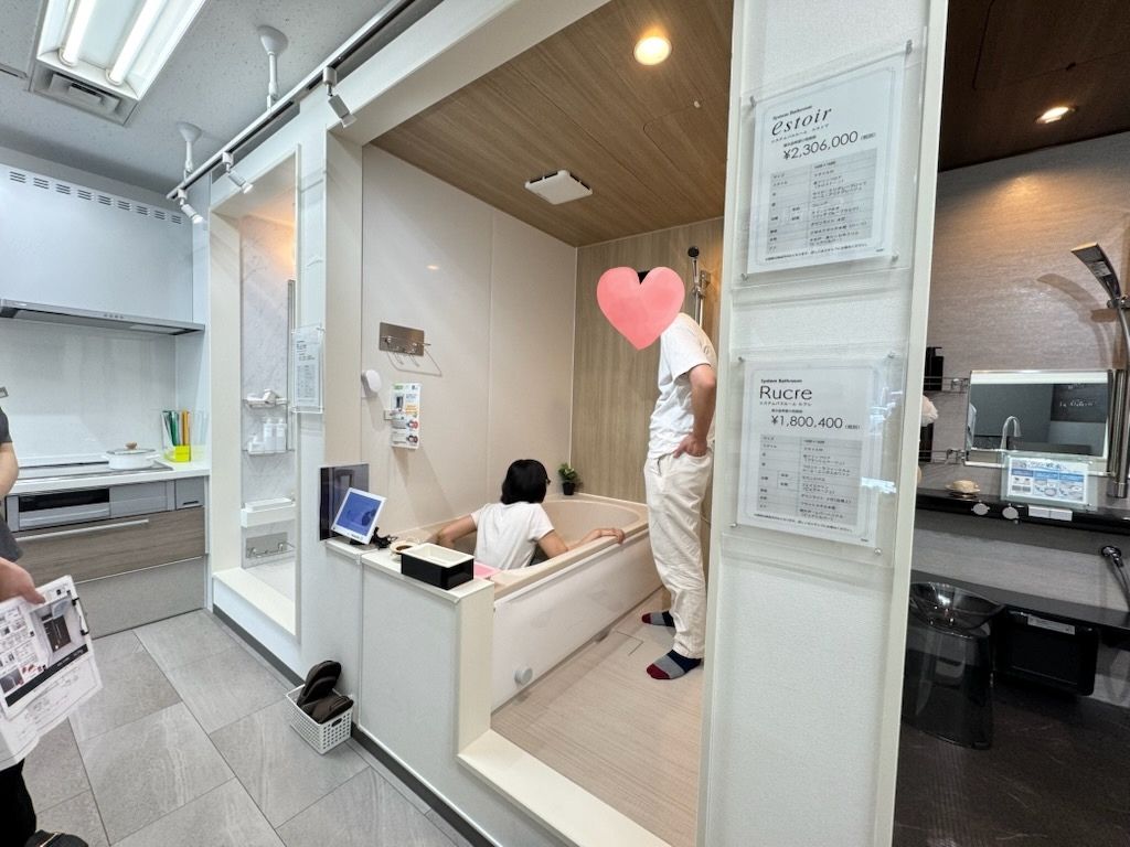 浜松市の注文住宅会社の工務店のエコーアートが行ったユニットバス見学の様子の写真