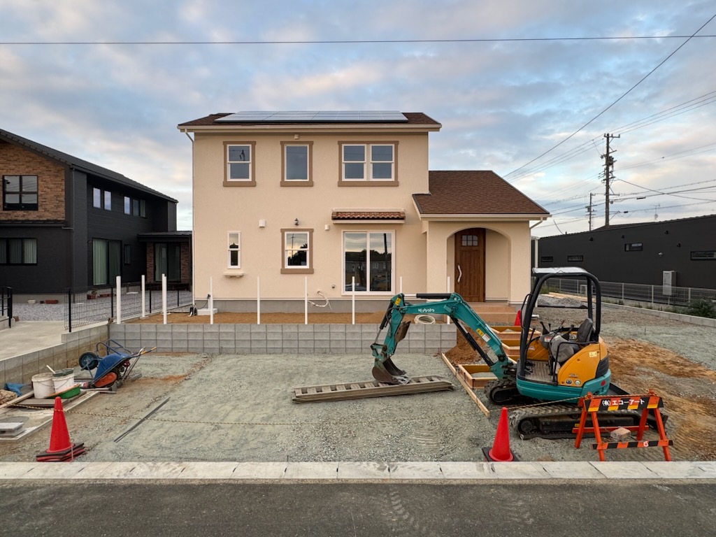 浜松市の注文住宅会社の工務店のエコーアートが施工中の物件の外構工事中の外観正面写真